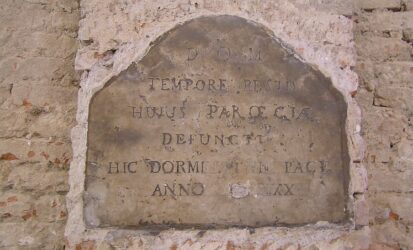 Lapide del 1600 circa che ricorda i morti della grande peste a Modena (Public Domain).